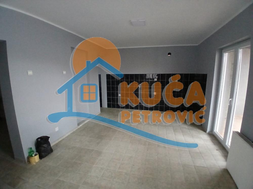 Slika 4 - Stan u zgradi, novogradnja, uknjižen, etažno grejanje, oglas ID p-015314