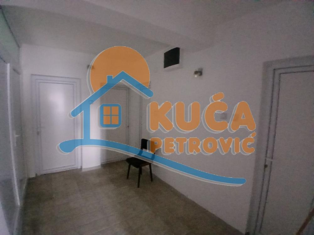 Slika 2 - Stan u zgradi, novogradnja, uknjižen, etažno grejanje, oglas ID p-015314