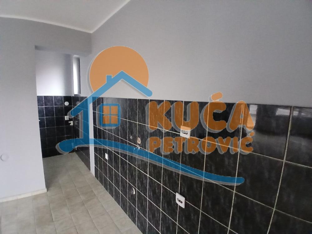 Slika 5 - Stan u zgradi, novogradnja, uknjižen, etažno grejanje, oglas ID p-015314