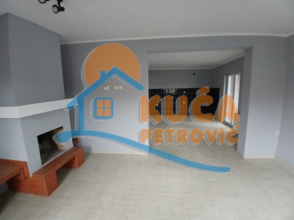 Slika 3 - Stan u zgradi, novogradnja, uknjižen, etažno grejanje, oglas ID p-015314