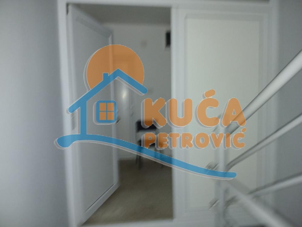 Slika 1 - Stan u zgradi, novogradnja, uknjižen, etažno grejanje, oglas ID p-015314