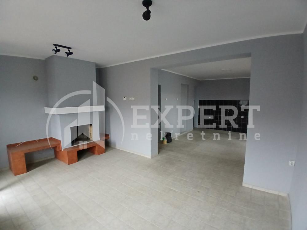 Glavna slika -Stan u zgradi, novogradnja, uknjižen, etažno grejanje, oglas ID p-015314