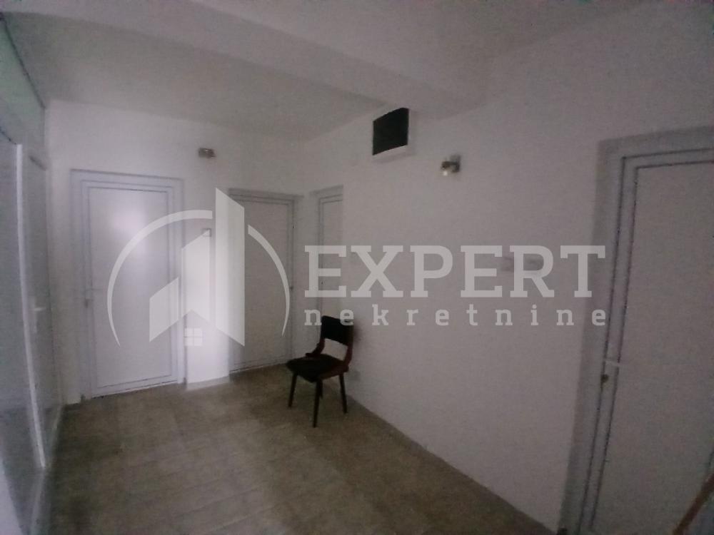 Slika 2 - Stan u zgradi, novogradnja, uknjižen, etažno grejanje, oglas ID p-015314