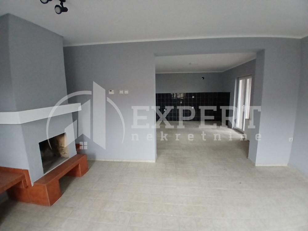 Slika 3 - Stan u zgradi, novogradnja, uknjižen, etažno grejanje, oglas ID p-015314