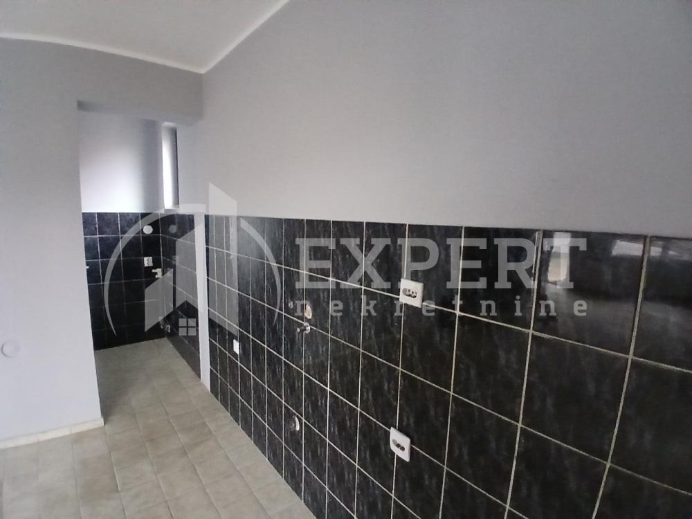 Slika 5 - Stan u zgradi, novogradnja, uknjižen, etažno grejanje, oglas ID p-015314