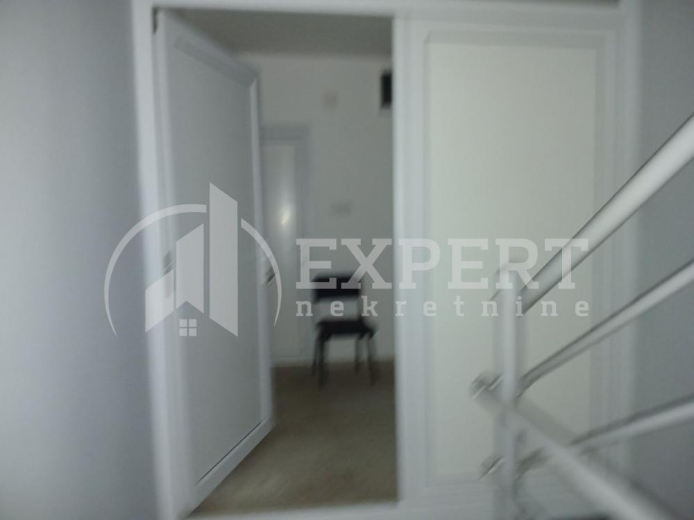 Slika 1 - Stan u zgradi, novogradnja, uknjižen, etažno grejanje, oglas ID p-015314