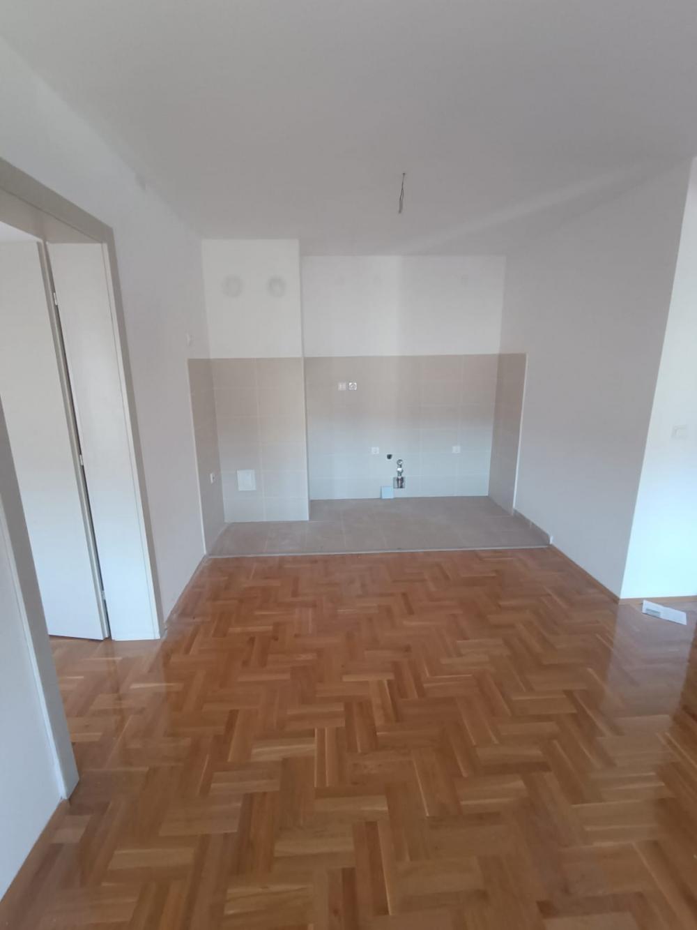 Glavna slika -2.5 stan u strogom centru, novogradnja Niš