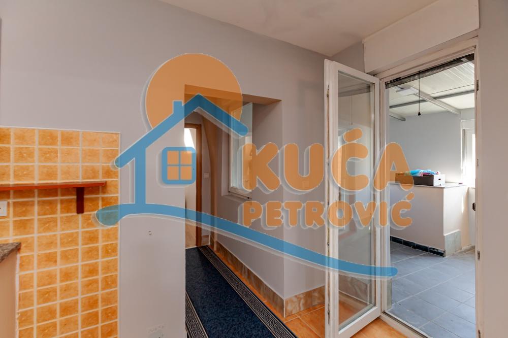 Slika 4 - Stan u zgradi, uknjižen, grejanje na struju, oglas ID p-015317