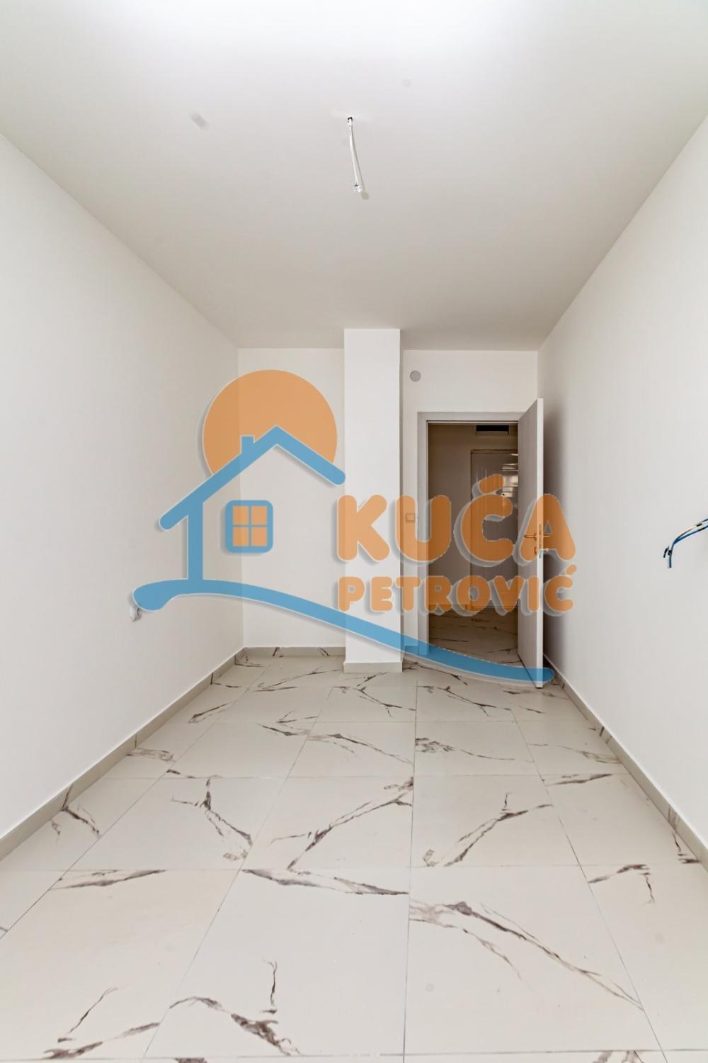 Glavna slika -Stan u zgradi, novogradnja, uknjižen, etažno grejanje, oglas ID p-015326