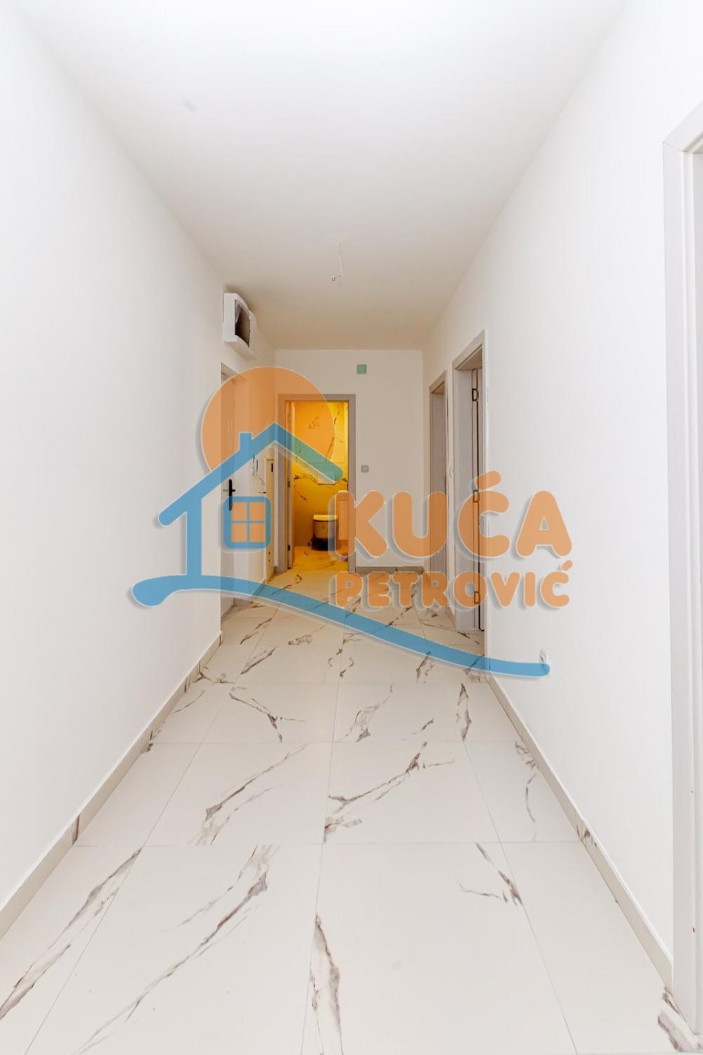 Slika 4 - Stan u zgradi, novogradnja, uknjižen, etažno grejanje, oglas ID p-015326