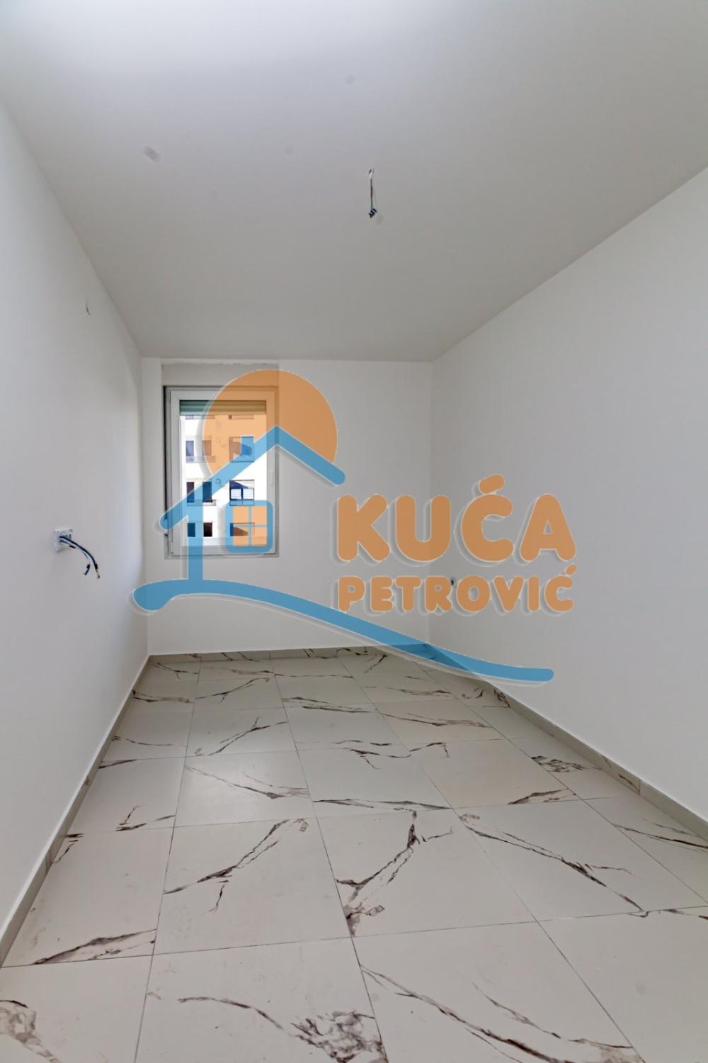 Slika 5 - Stan u zgradi, novogradnja, uknjižen, etažno grejanje, oglas ID p-015326