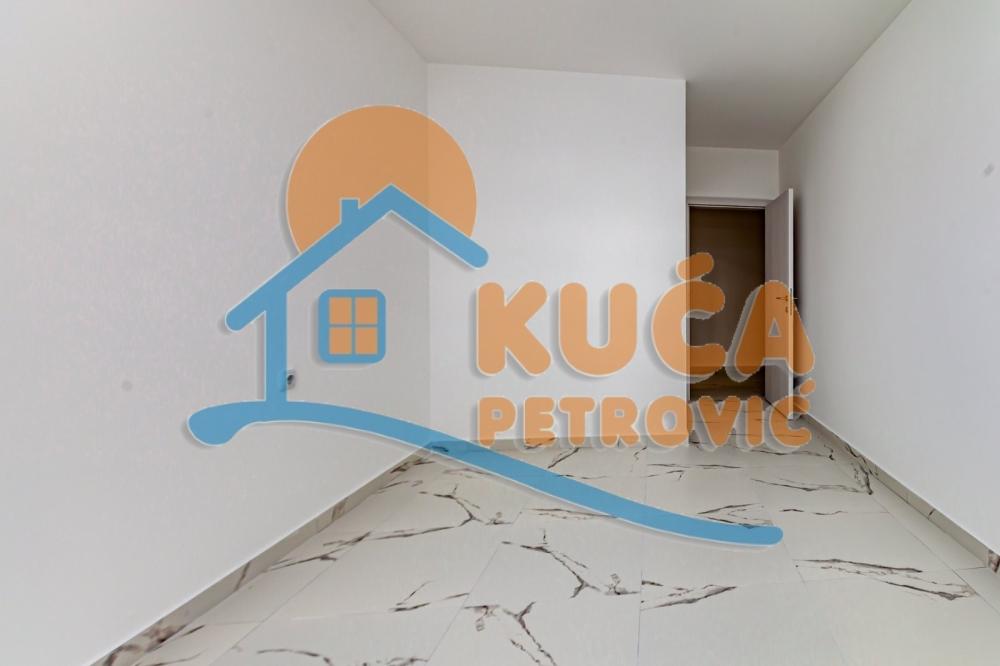 Slika 2 - Stan u zgradi, novogradnja, uknjižen, etažno grejanje, oglas ID p-015326