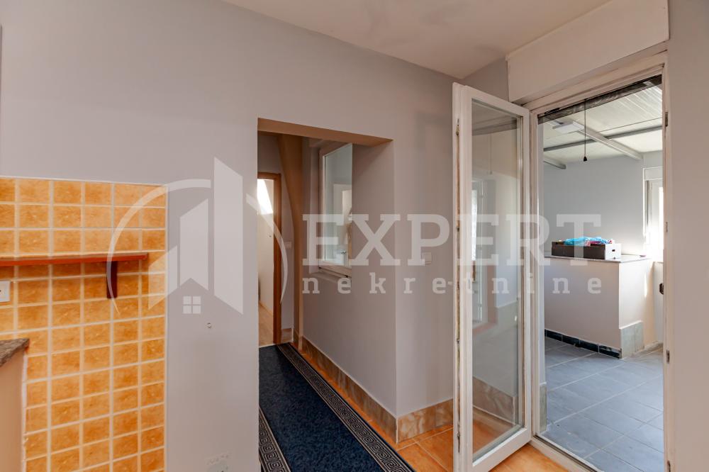 Slika 4 - Stan u zgradi, uknjižen, grejanje na struju, oglas ID p-015317