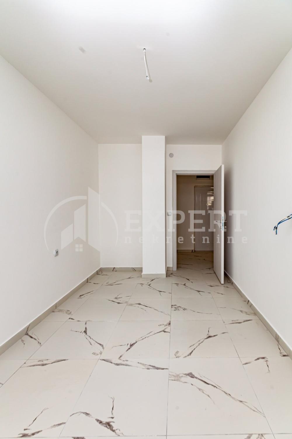 Glavna slika -Stan u zgradi, novogradnja, uknjižen, etažno grejanje, oglas ID p-015326