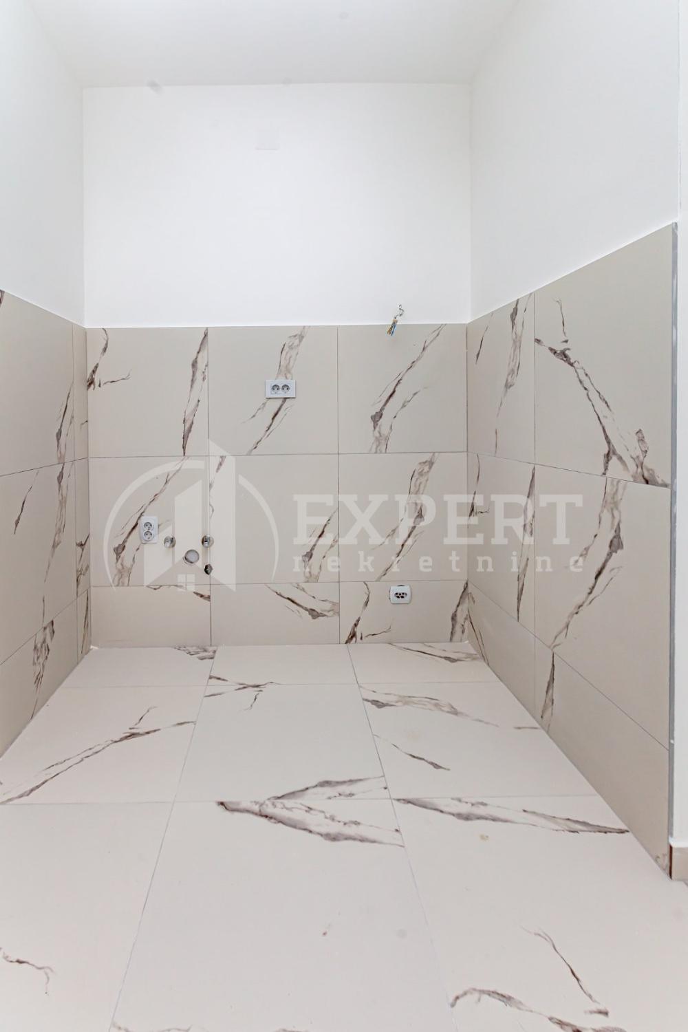 Slika 1 - Stan u zgradi, novogradnja, uknjižen, etažno grejanje, oglas ID p-015326