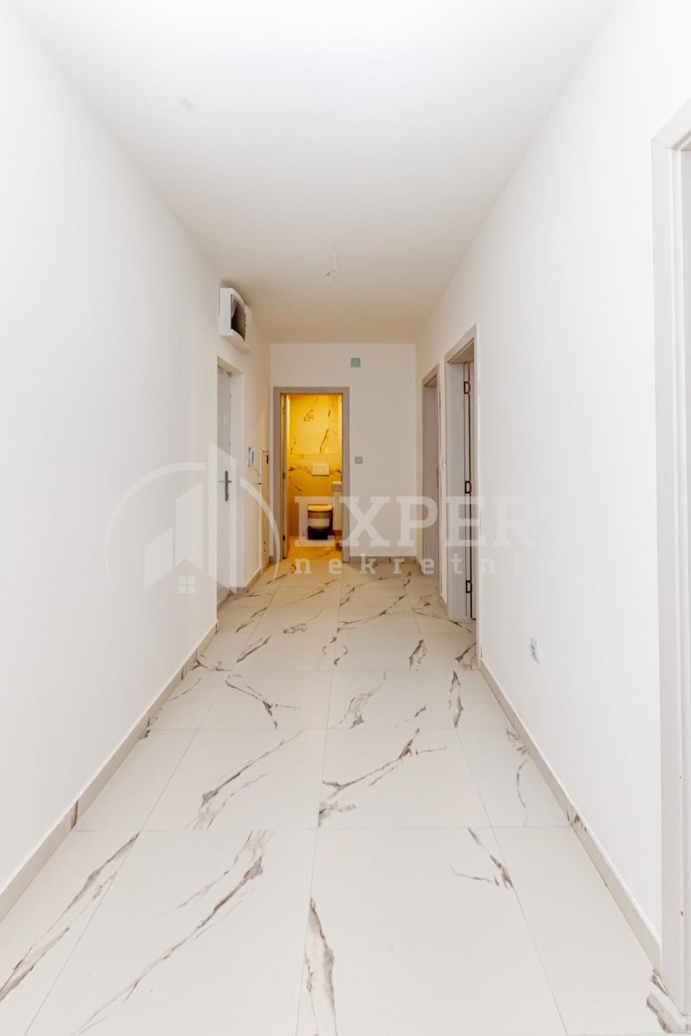 Slika 4 - Stan u zgradi, novogradnja, uknjižen, etažno grejanje, oglas ID p-015326