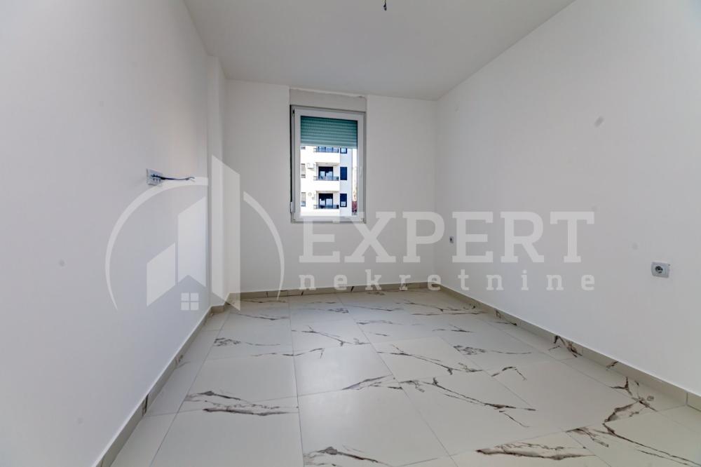 Slika 6 - Stan u zgradi, novogradnja, uknjižen, etažno grejanje, oglas ID p-015326