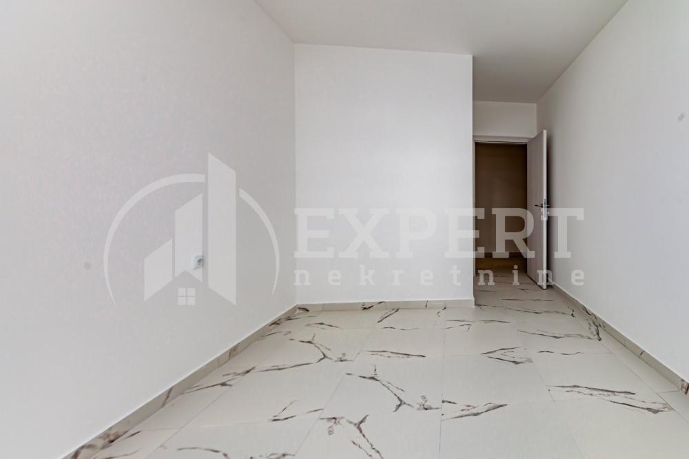 Slika 2 - Stan u zgradi, novogradnja, uknjižen, etažno grejanje, oglas ID p-015326