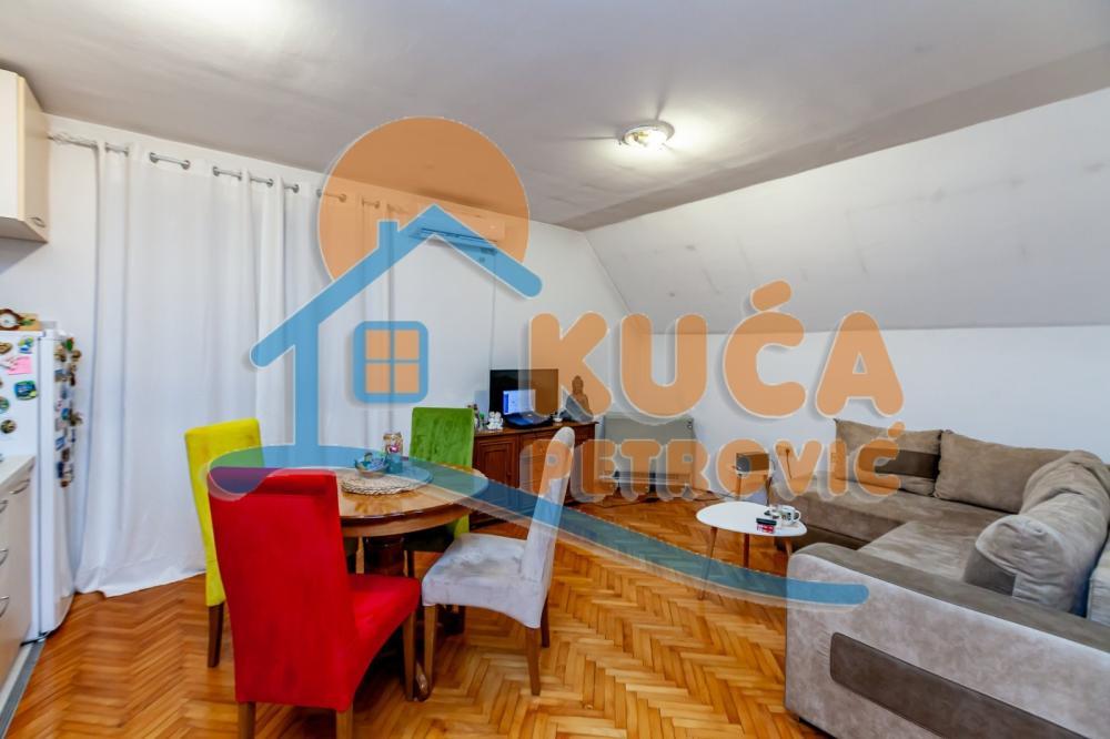 Glavna slika -Stan u zgradi, uknjižen, grejanje na struju, oglas ID p-015379