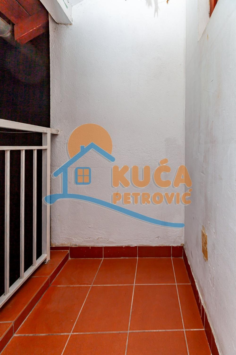 Slika 10 - Stan u zgradi, uknjižen, grejanje na struju, oglas ID p-015379