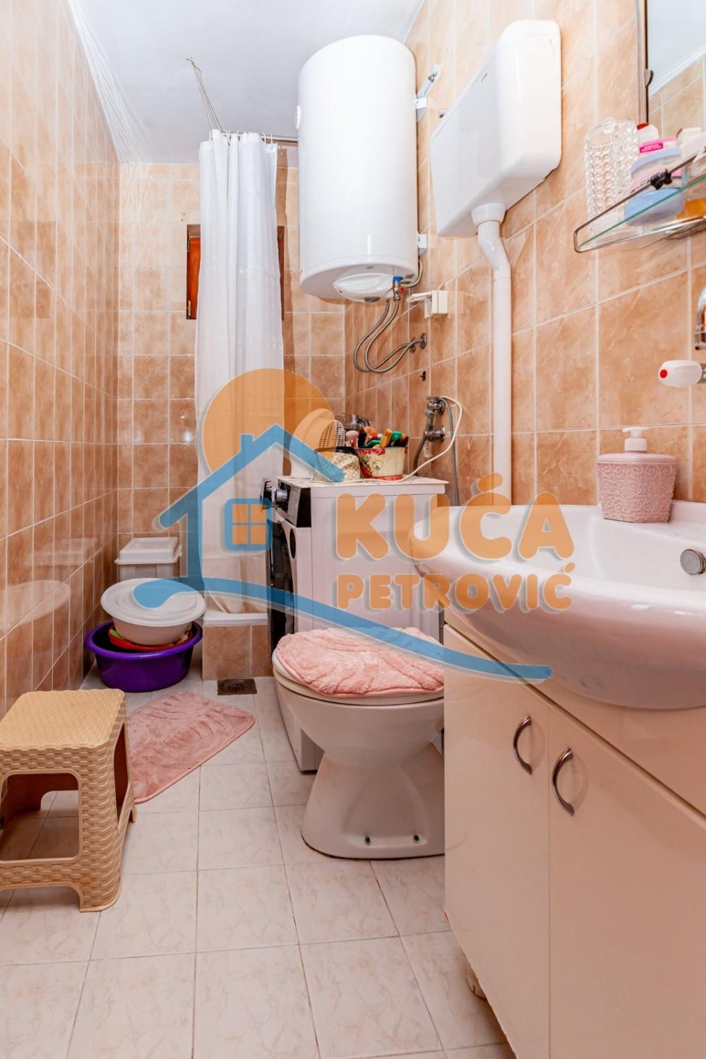 Slika 6 - Stan u zgradi, uknjižen, grejanje na struju, oglas ID p-015379