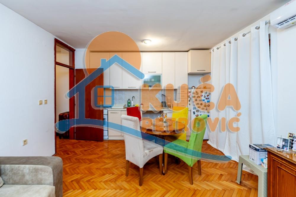 Slika 4 - Stan u zgradi, uknjižen, grejanje na struju, oglas ID p-015379