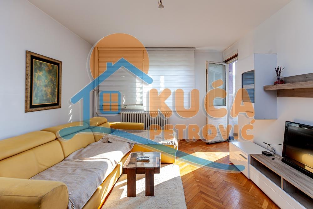 Glavna slika -Stan u zgradi, uknjižen, centralno grejanje, oglas ID p-015377