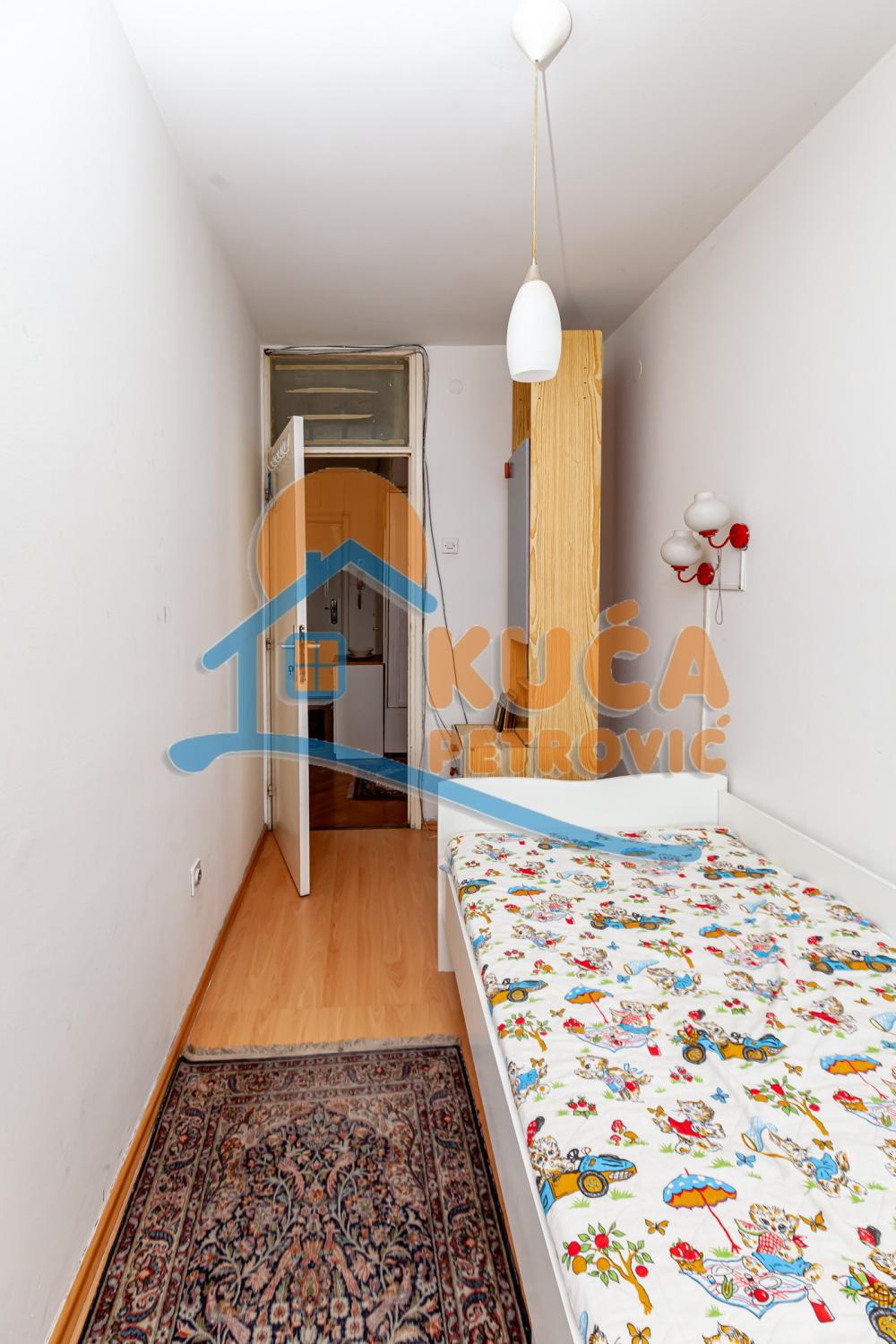 Slika 8 - Stan u zgradi, uknjižen, centralno grejanje, oglas ID p-015377