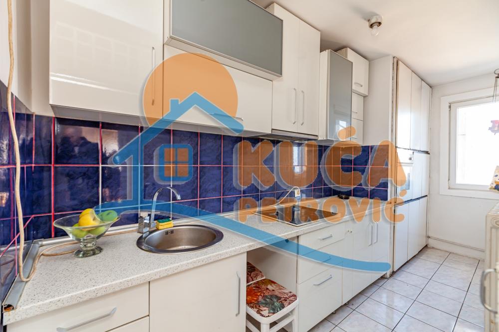 Slika 4 - Stan u zgradi, uknjižen, centralno grejanje, oglas ID p-015377