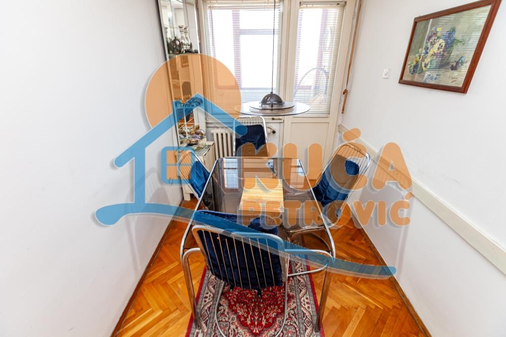 Slika 3 - Stan u zgradi, uknjižen, centralno grejanje, oglas ID p-015377