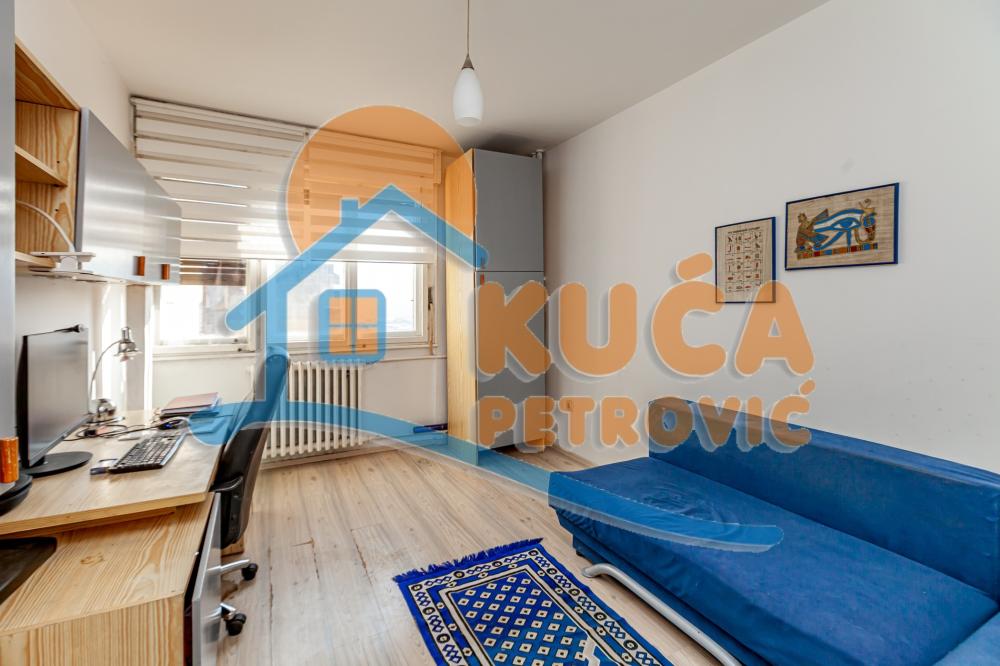 Slika 6 - Stan u zgradi, uknjižen, centralno grejanje, oglas ID p-015377