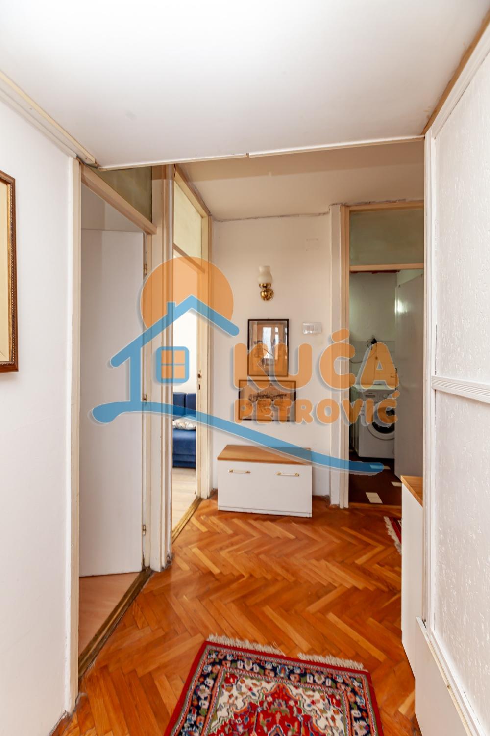 Slika 11 - Stan u zgradi, uknjižen, centralno grejanje, oglas ID p-015377