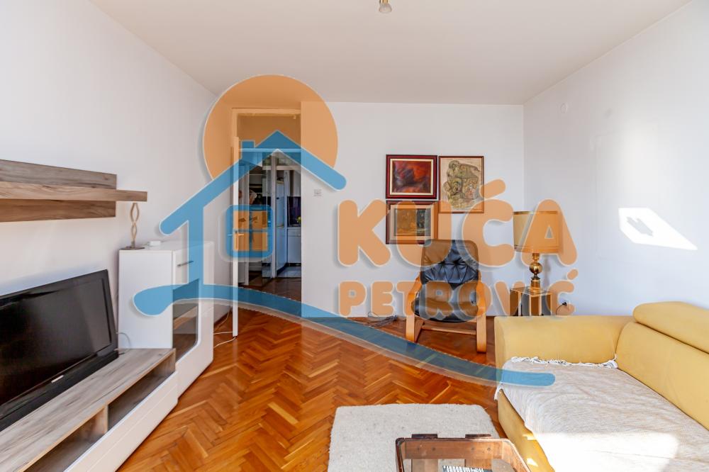 Slika 1 - Stan u zgradi, uknjižen, centralno grejanje, oglas ID p-015377