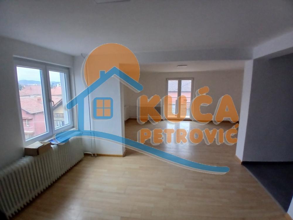 Glavna slika -Stan u zgradi, uknjižen, etažno grejanje, oglas ID p-015366