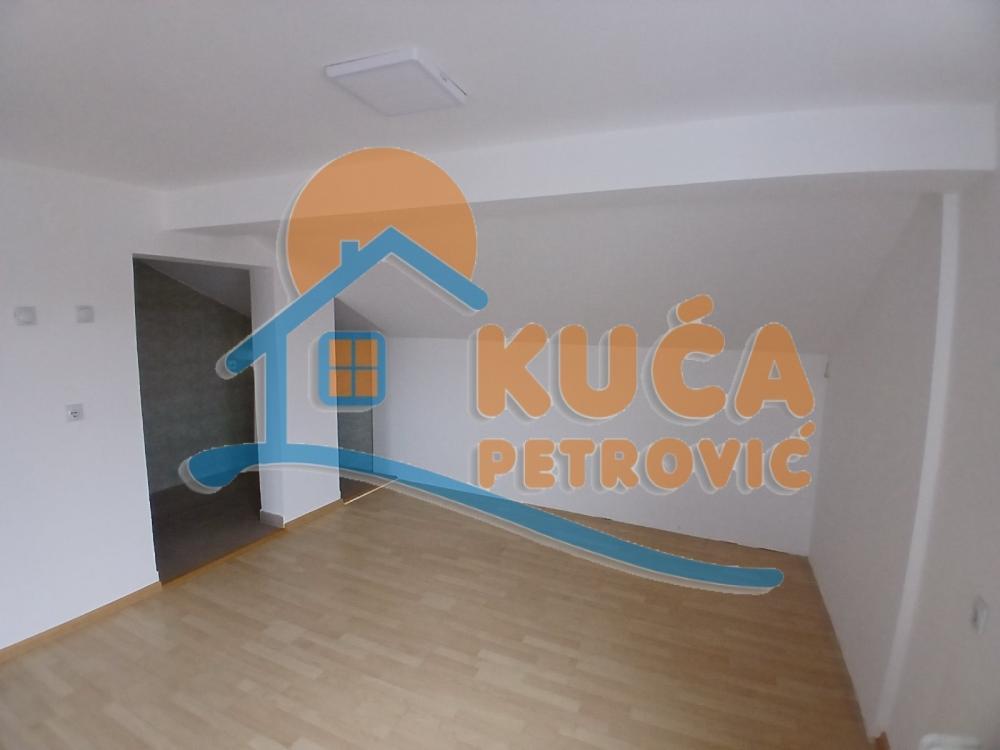 Slika 3 - Stan u zgradi, uknjižen, etažno grejanje, oglas ID p-015366