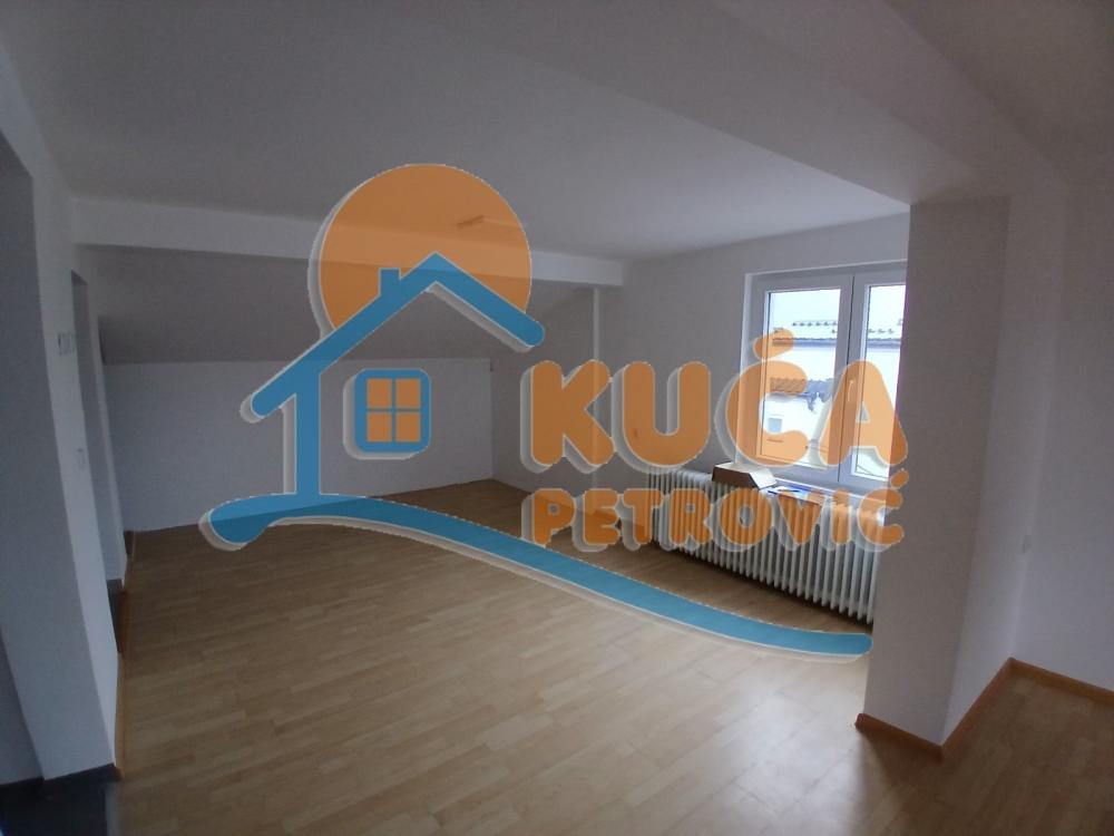 Slika 2 - Stan u zgradi, uknjižen, etažno grejanje, oglas ID p-015366