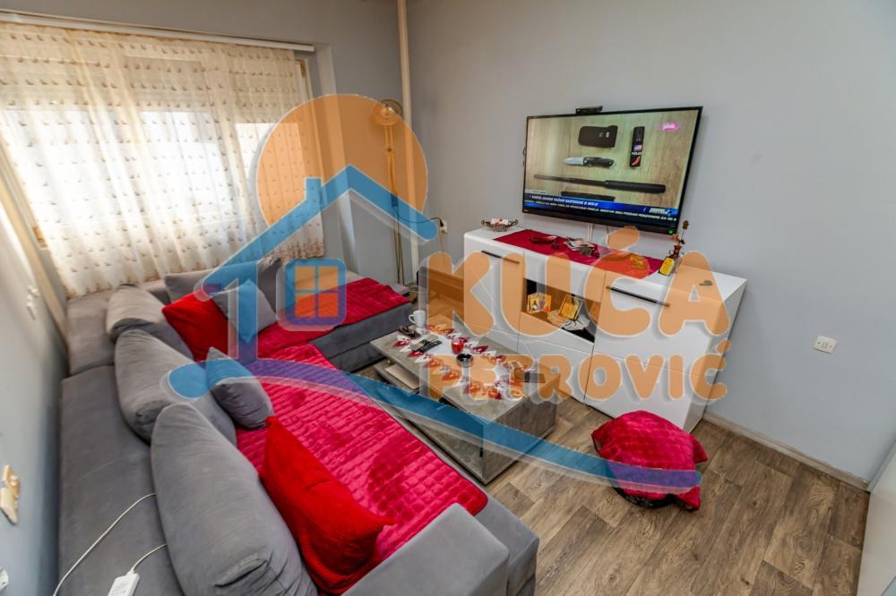 Glavna slika -Stan u zgradi, uknjižen, grejanje na struju, oglas ID p-015374