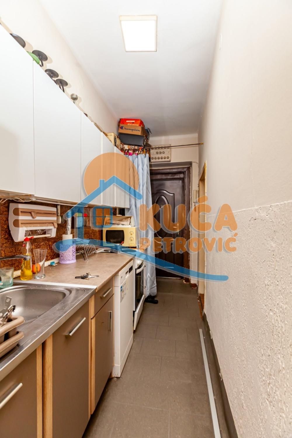 Slika 4 - Stan u zgradi, uknjižen, grejanje na struju, oglas ID p-015374