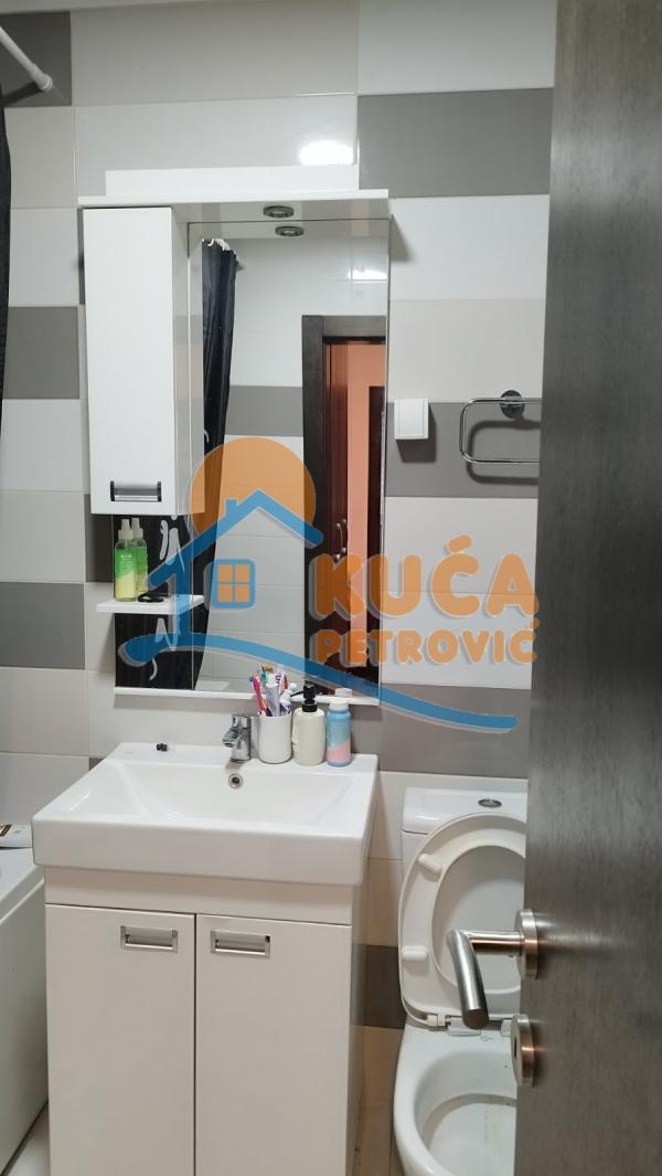 Slika 9 - Stan u zgradi, novogradnja, uknjižen, grejanje na struju, oglas ID p-015369