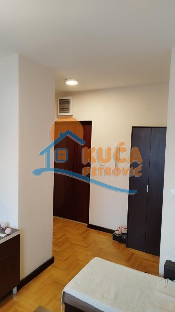 Slika 4 - Stan u zgradi, novogradnja, uknjižen, grejanje na struju, oglas ID p-015369