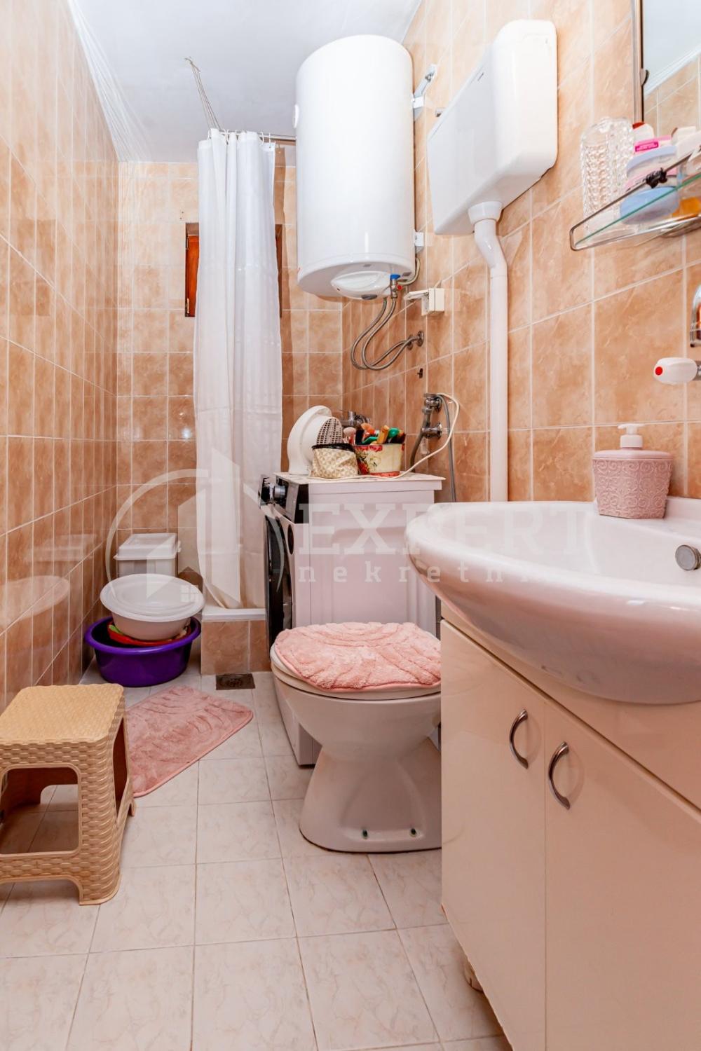 Slika 8 - Stan u zgradi, uknjižen, grejanje na struju, oglas ID p-015379