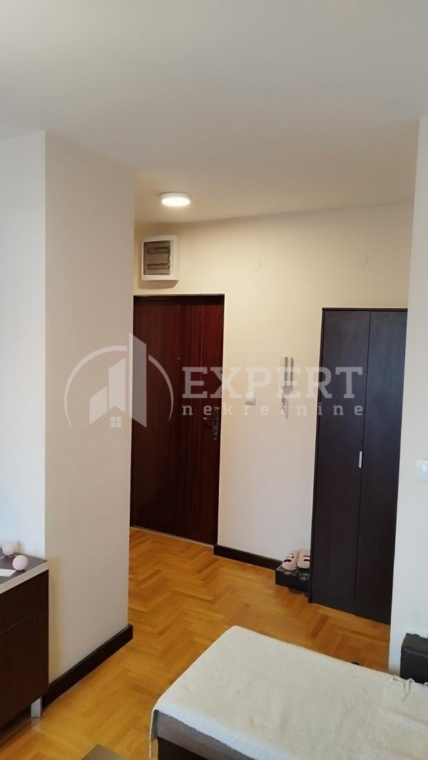 Slika 4 - Stan u zgradi, novogradnja, uknjižen, grejanje na struju, oglas ID p-015369