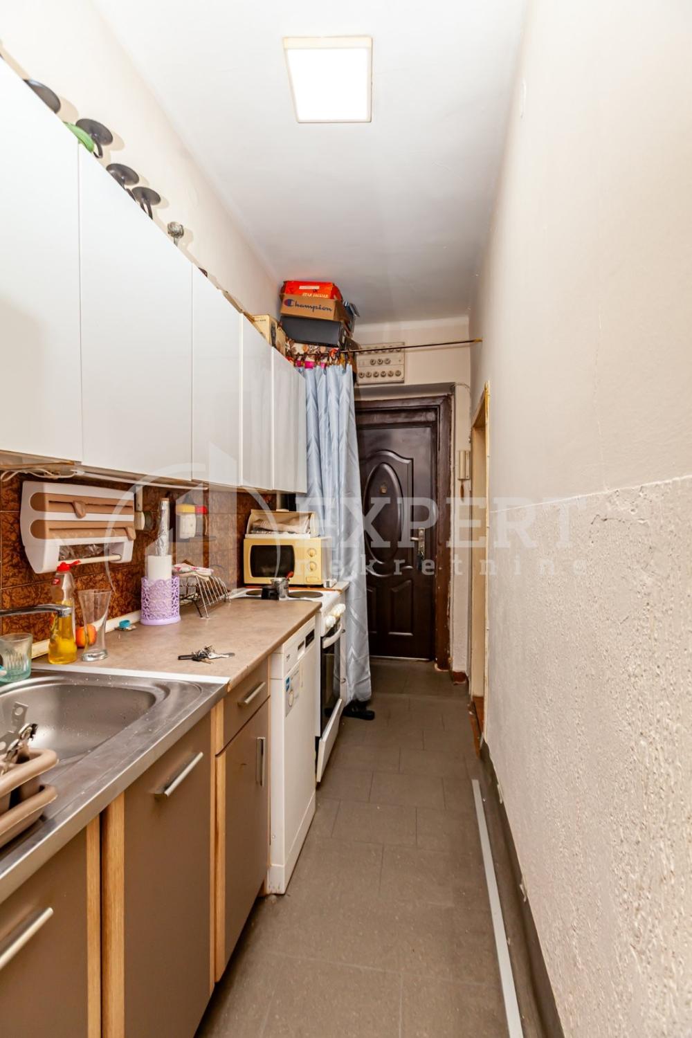 Slika 4 - Stan u zgradi, uknjižen, grejanje na struju, oglas ID p-015374