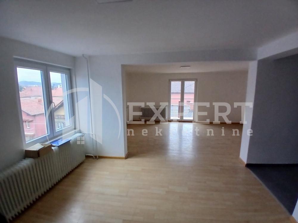 Glavna slika -Stan u zgradi, uknjižen, etažno grejanje, oglas ID p-015366