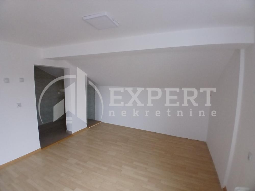 Slika 3 - Stan u zgradi, uknjižen, etažno grejanje, oglas ID p-015366