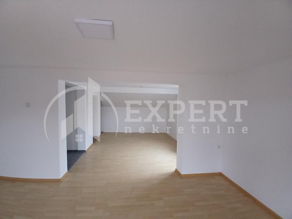 Slika 1 - Stan u zgradi, uknjižen, etažno grejanje, oglas ID p-015366