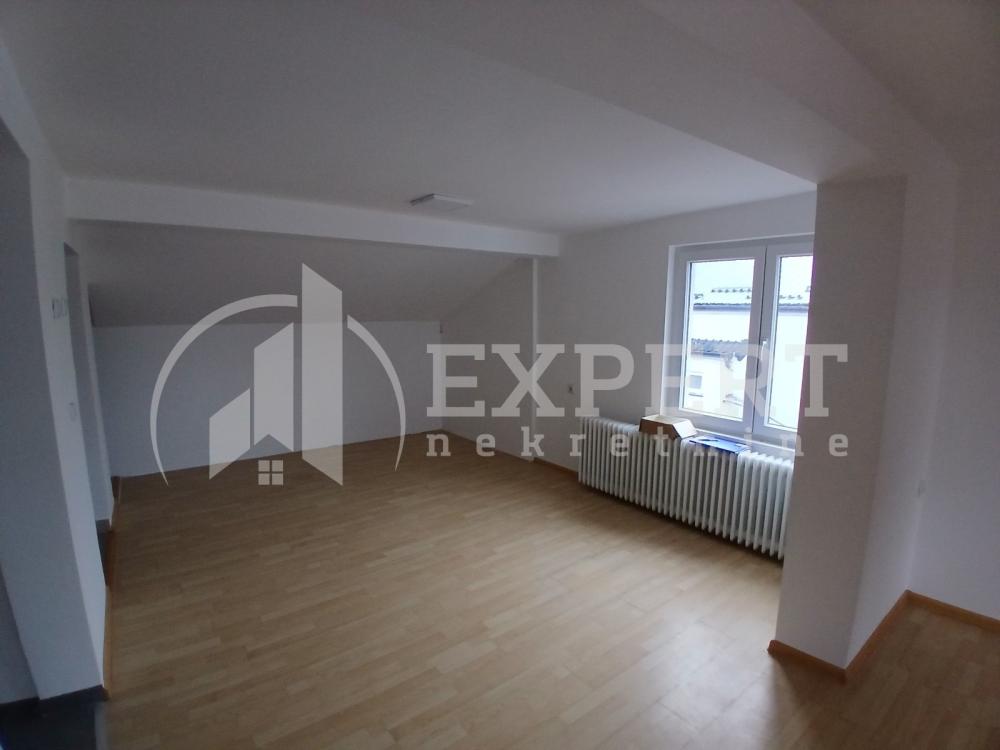 Slika 2 - Stan u zgradi, uknjižen, etažno grejanje, oglas ID p-015366