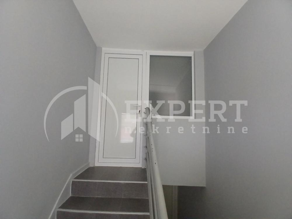 Slika 9 - Stan u zgradi, uknjižen, etažno grejanje, oglas ID p-015366