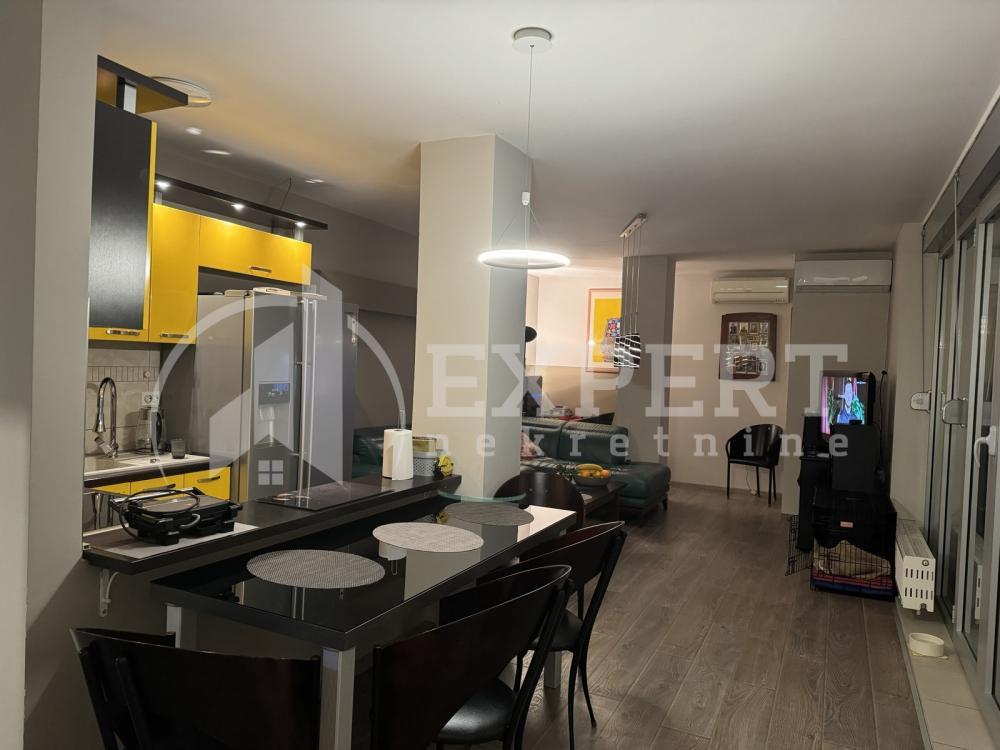 Glavna slika -Stan u zgradi, uknjižen, centralno grejanje, oglas ID p-014153