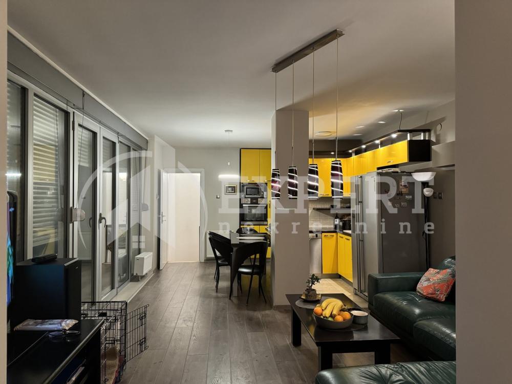 Slika 4 - Stan u zgradi, uknjižen, centralno grejanje, oglas ID p-014153